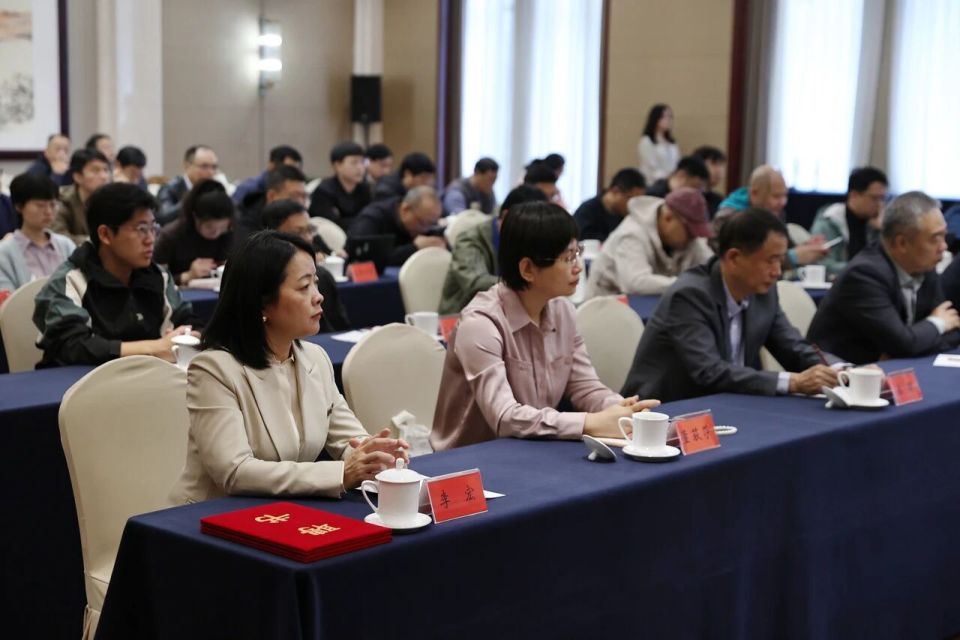 了高水平的, 最大的全国