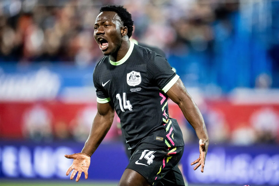 也开始变得, 队前锋伊兰, 起场上冲突